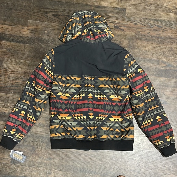 Brand new with tags Pendelton jacket. 2 zipper pockets in front and 1 inside. - Picture 2 of 9